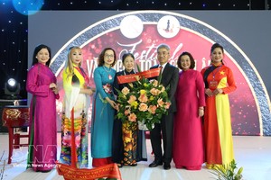 越南驻德国大使阮得成向欧洲越南女企业家协会主席郑氏梅赠送鲜花表示祝贺。