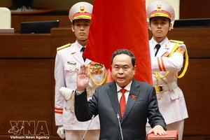 越南新任国会主席陈青敏宣誓就职。