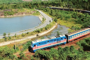  “四·三〇”与“五·一”假期间，铁路部门增开多趟客运列车。