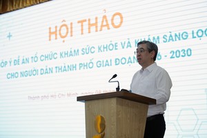  胡志明市市委副书记、市越南祖国阵线委员会主席阮福禄在研讨会上发表意见。