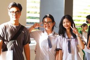 胡志明市高中学生在步入考场前充满信心。