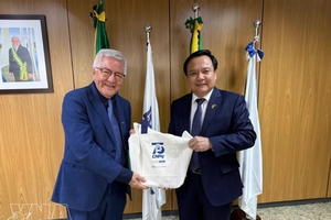 越南驻巴西大使裴文毅与巴西国家科学技术发展委员会主任奥利瓦尔·弗雷雷·儒尼奥尔。