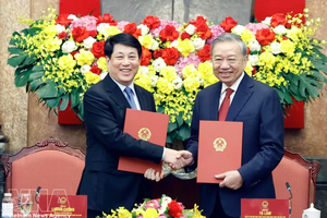 党中央总书记、国家主席苏林与原国家主席梁强交接工作。