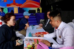 劳工在胡志明市一就业交易平台寻找就业机会。