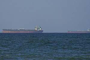 当地时间4月8日，船只通行霍尔木兹海峡的景象。