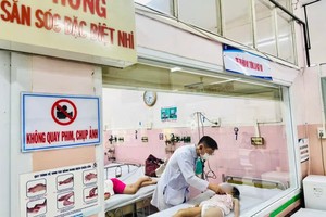 一名疑似食物中毒的学生在嘉定人民医院接受治疗。