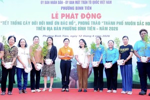 平仙坊领导向各街坊区、学校赠送绿树。