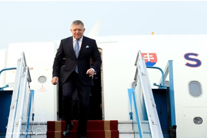 斯洛伐克共和国总理罗伯特·菲佐抵达河内，开始对越南进行正式访问。