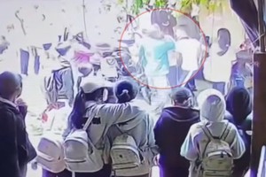 七年级女生在平顺初中学校门口遭男生殴打。