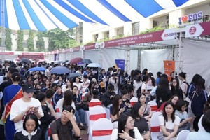 某大学学生参加就业盛会。（配图：燕英）