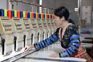 凭借优惠贷款资金，美亚村的慕氏拉投建民族服装缝纫厂，创造多个就业岗位，稳定收入，逐步实现可持续脱贫。