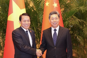 党中央政治局委员、公安部长梁三光大将（左）与中共中央政治局委员、中央政法委员会书记陈文清。