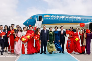 旅土越南人社群迎接越南国会主席陈青敏一行。