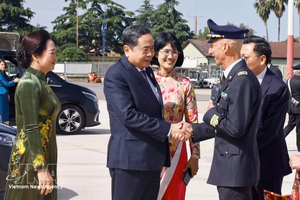 越南国会主席陈青敏和夫人阮氏清娥及越南高级代表团于当地时间4月15日上午离开首都罗马，圆满结束对意大利共和国的正式访问。