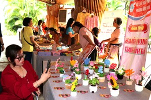 展示由残疾妇女亲手制作的产品。