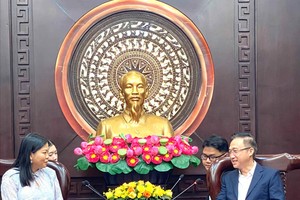 邓明通同志会见黎淑仪代理议长。