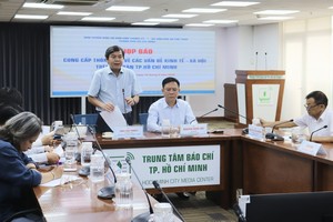 曾友峰同志在新闻发布会上发表讲话。