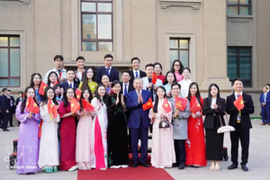 党中央总书记、国家主席苏林及夫人与旅居北京的越南人社群代表合影。