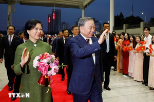  在南宁市南宁东站举行欢迎总书记、国家主席苏林及夫人仪式。