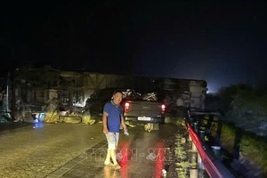 导致5人受伤的翻车事故现场。