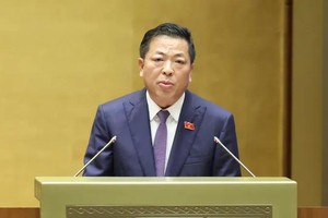 建设部部长陈鸿明于4月20日下午就国会代表提出的问题发表阐述与说明。图：光福