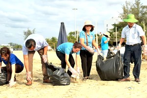 濠庄乡领导与民众参与清理海滩。