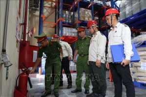  21区域消防与救援队干部在企业工厂检查微型灭火器。