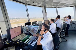 新山一空中交通管制台的飞行值班调度小组。图：VATM