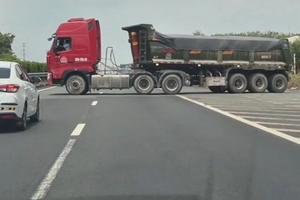 自卸车掉头横挡高速公路的画面被路人拍下并上传至社交网 - 视频截图