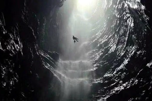 风牙-格邦洞穴内发现高达350米的罕见瀑布