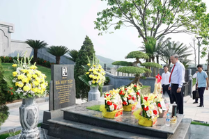 党中央总书记、国家主席苏林上香缅怀何辉集总书记。