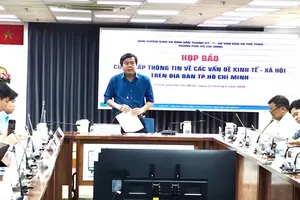 胡志明市市委宣教与民运处副主任曾友峰主持新闻发布会。