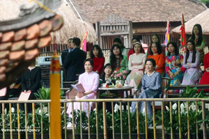 党中央总书记、国家主席苏林夫人吴芳璃同韩国总统李在明夫人金惠景参观越南民族学博物馆。