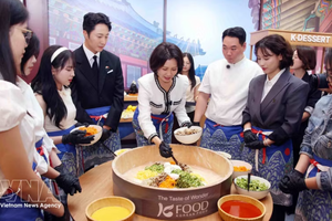 金惠京夫人参观体验“辣椒酱黄油拌饭”。