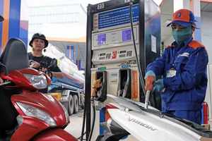 顾客在越南燃油集团（Petrolimex）的一处经营点购买燃油。