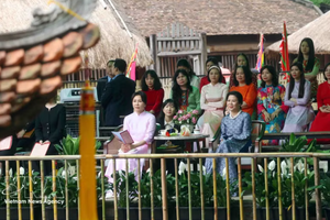 韩国总统夫人金惠京与党中央总书记、国家主席苏林夫人吴芳璃共同观看越南水上木偶戏。