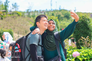 游客在番西邦峰上打卡。