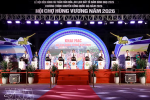 工商部领导、富寿省领导与各位代表共同按下按钮，启动2026年雄王展销会。