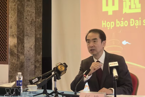 中国驻越南大使何炜在中越媒体吹风会上接受记者采访。图自越通社