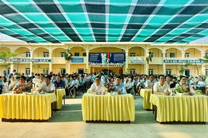 各代表与500多名学生参加启动仪式。图：A.T.