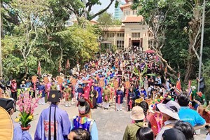 1000多人身着古服在西贡草禽园游行，重现古代文化空间。