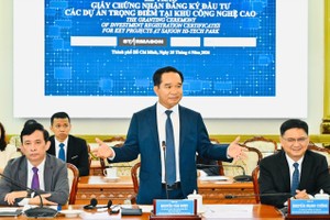 胡志明市人委会主席阮文得在活动上发表。图：越勇