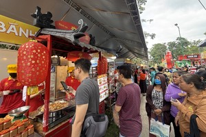 数千民众和游客参加盛会。