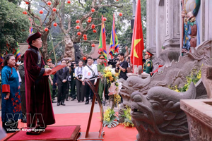 在党、国家领导人和富寿省领导在雄王庙历史遗迹区举行上香仪式后，成千上万名民众和游客涌入各座庙宇，焚香祭奠各位雄王。图自越通社 