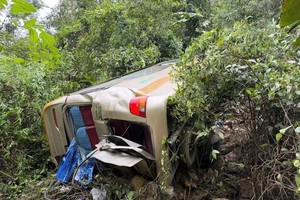 客车坠入深谷后严重受损。