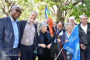 陈素娥女士和其诉讼案件声援人员合影。