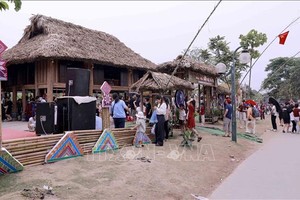 雄王庙历史遗迹区内，模型与微缩景观的布置富有创意，吸引参观者。