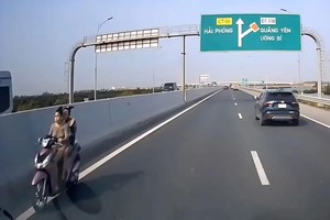 两名违规女子在高速公路上骑摩托车逆行。