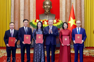 越南五名外交官被任命驻外大使 党中央总书记、国家主席苏林颁发任命决定。