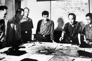 1975年4月14日，党中央政治局决定将西贡—嘉定解放战役命名为胡志明战役，口号为“迅速、大胆、奇袭、必胜”。图中：武元甲大将与中央军委同志们审查胡志明战役（1975年4月）作战计划。图自越通社 